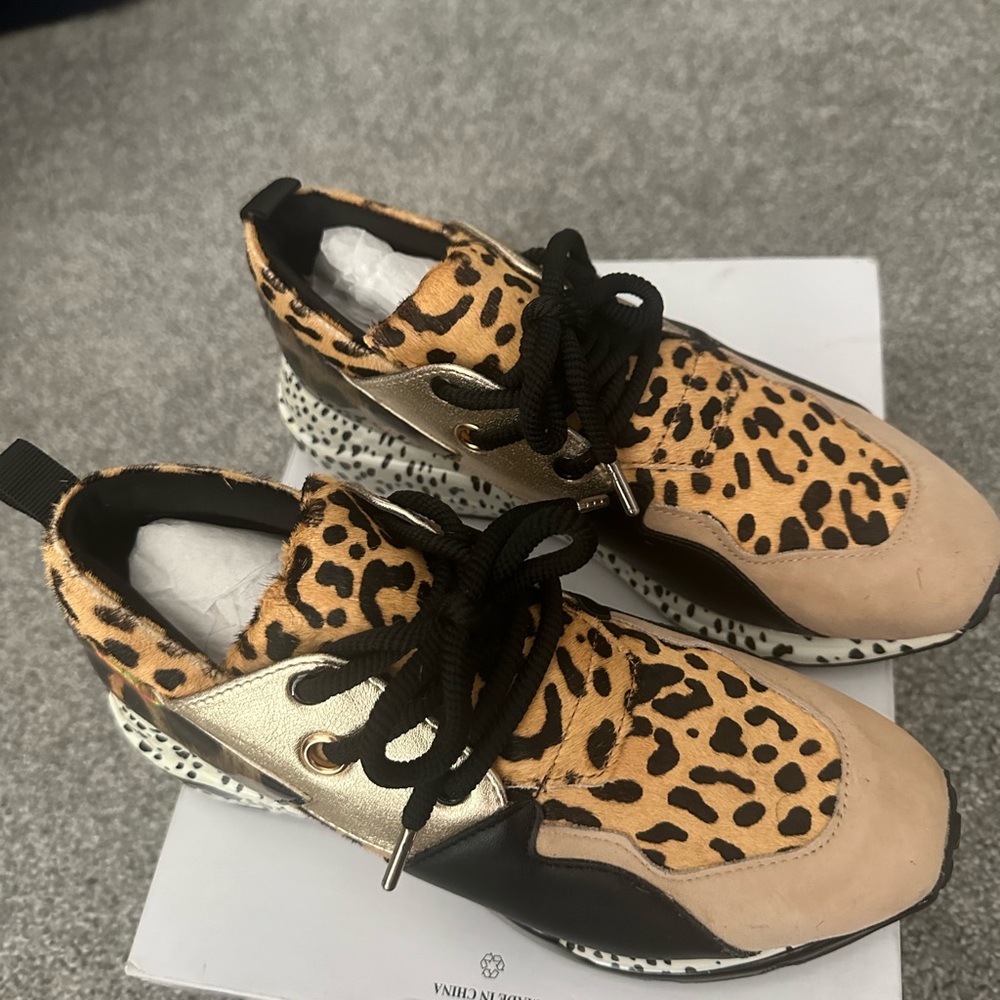 Display Shoes. Women's Cliff Steve Madden Sneakers Size Eight